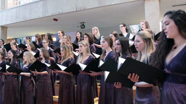 Familienkonzert – Angelica Leánykar mit Malte Arkona & Zsolt Máté Mészáros