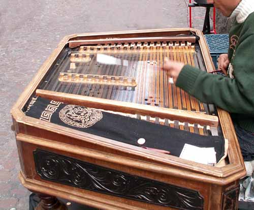 Object: Hammerdulcimer (German: Zymbalon, Hackbrett) Source: English Wikipedia (Hammerdulcimer.jpg) Author: Jeffmatt (English Wikipedia, 16.03.2006) Upload: Wamito (06.06.2006)